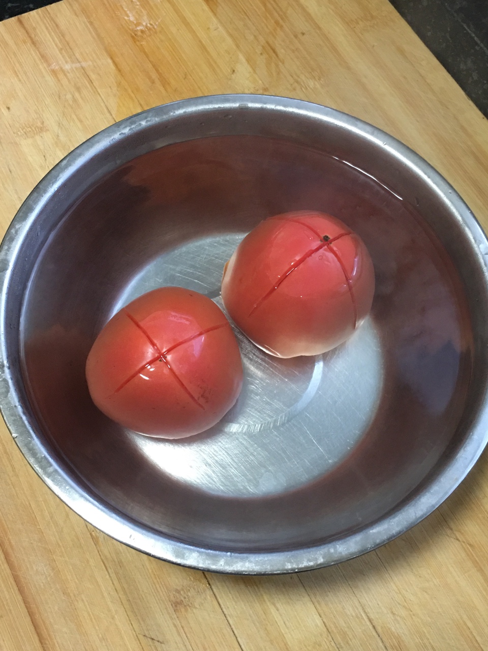 你真的会做「西红柿鸡蛋汤」吗？教你一招，蛋花漂亮超好喝！的做法 步骤2