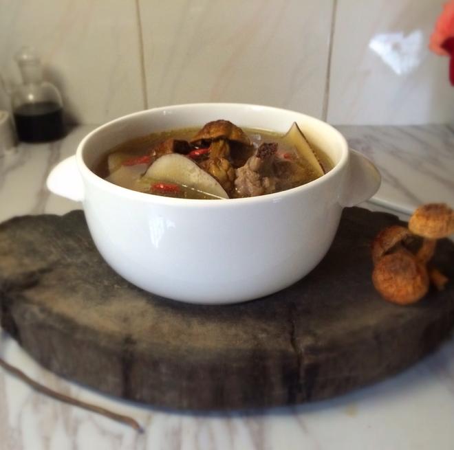 松茸海底椰炖排骨汤的做法