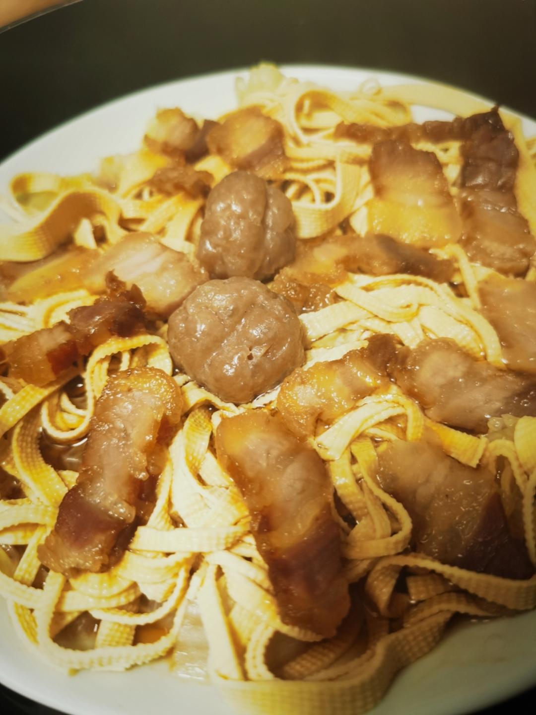 蒸出来的美味～快手家常菜～妈妈腌的咸肉蒸百叶，在加一点白菜，荤素搭配，营养又美味！