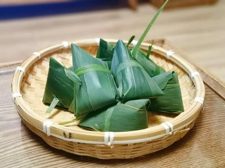 不用线捆的粽子包法