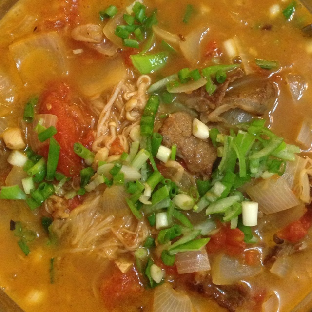 金针菇肥牛番茄锅