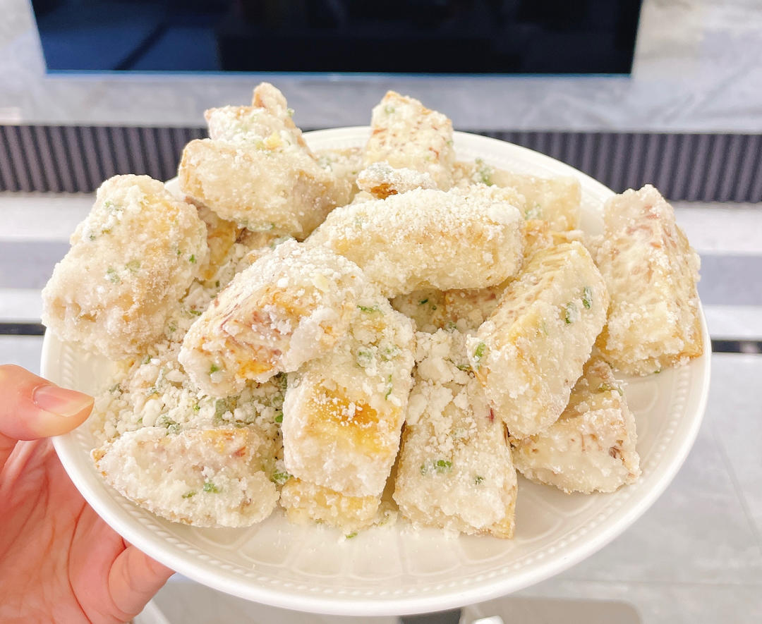 厨师长教你一道甜品“翻沙芋头”，外酥里嫩，老人小孩都爱吃