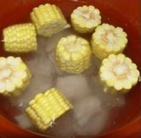 玉米排骨汤的做法 步骤3