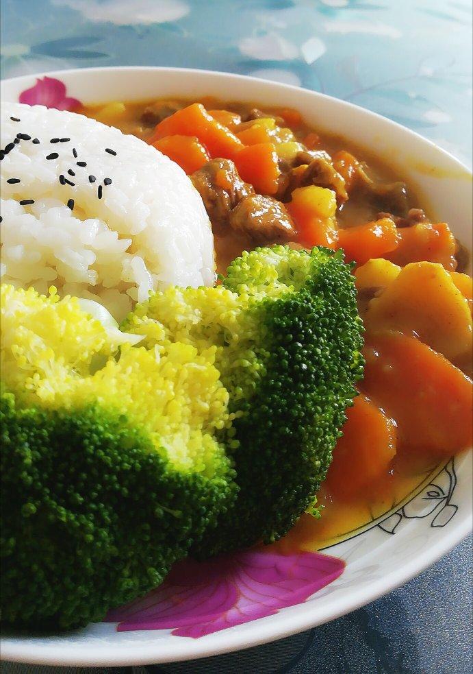 【咖喱牛腩拌饭】