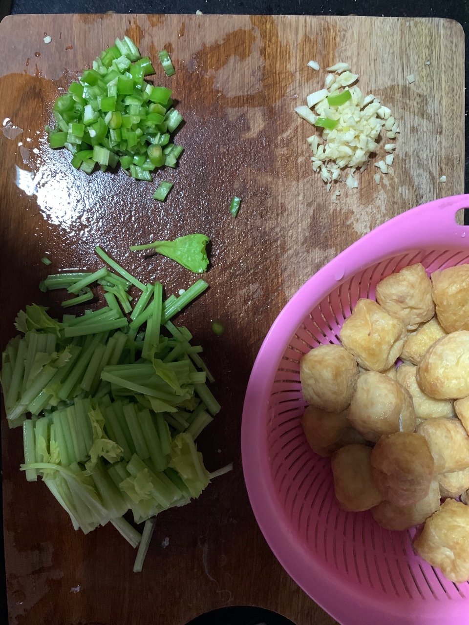 油豆腐炒芹菜的做法 步骤1