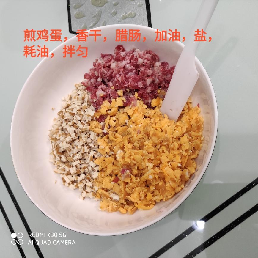 时令韭菜鸡蛋腊肠馅煎馄饨的做法 步骤2