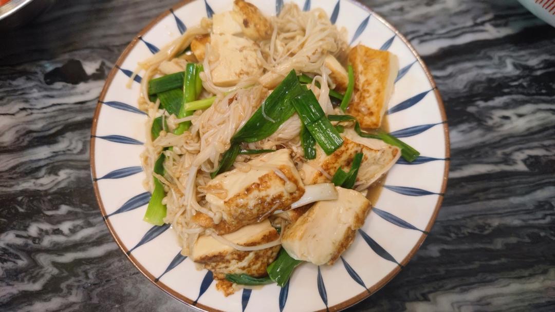 金针菇焖豆腐
