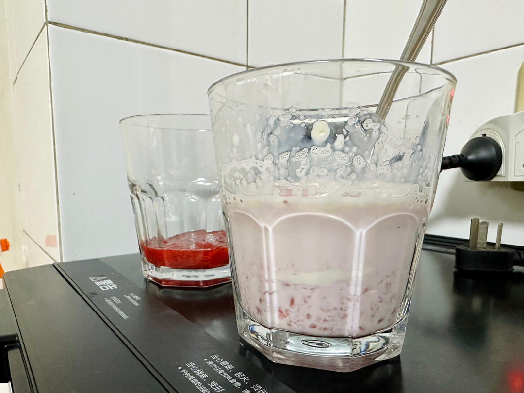 2017春日网红草莓牛奶