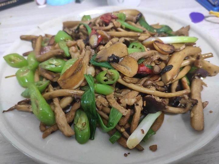 新鲜茶树菇炒肉