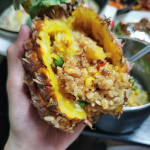 东南亚热菜在宿舍做，菠萝海鲜炒饭的做法 步骤7