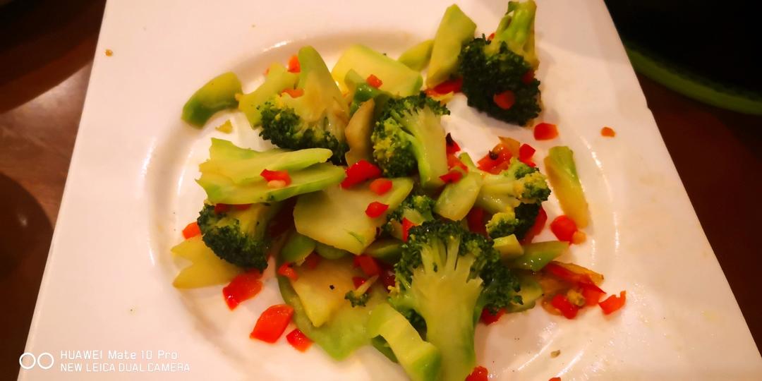 盘子里的森林--清炒西蓝花