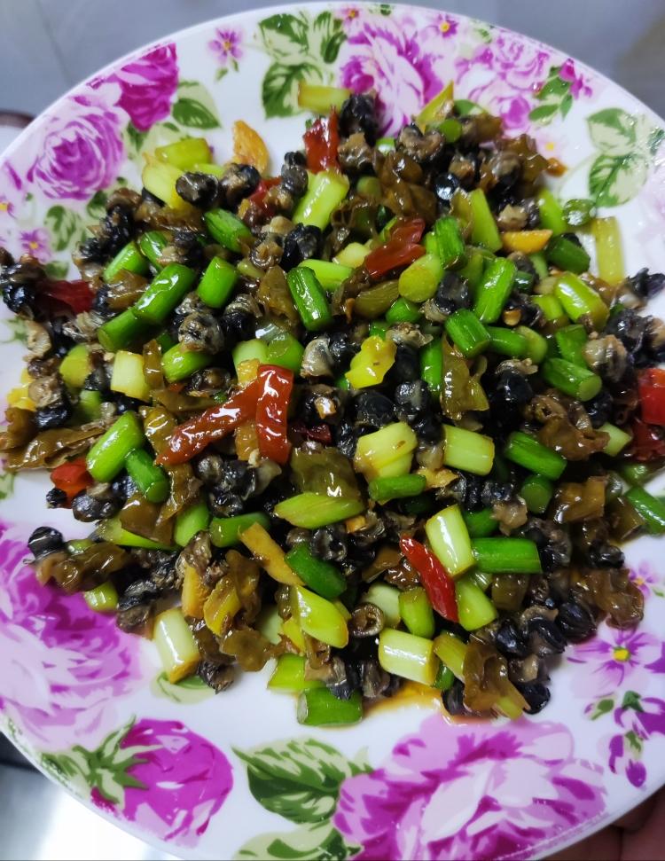 家常菜：酸辣椒蒜苗炒田螺的做法