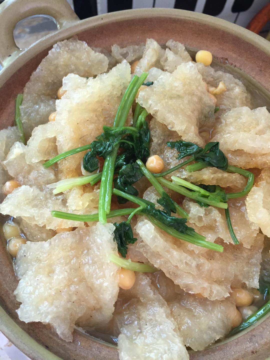 豌豆煲猪皮汤的做法