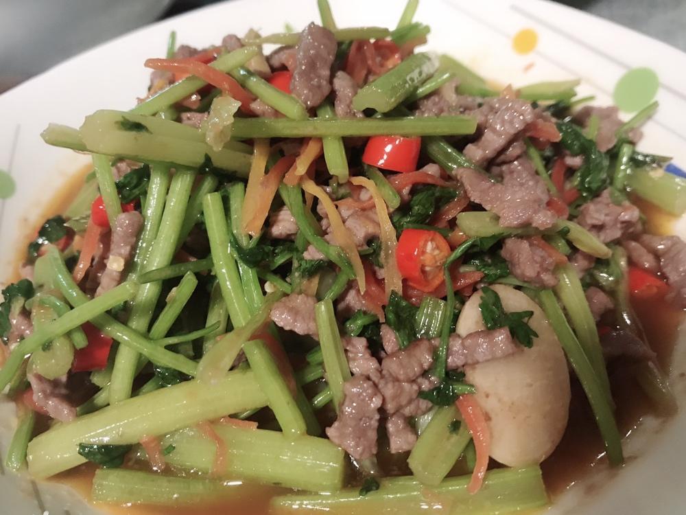 牛肉炒芹菜(不老不柴嫩滑多汁)