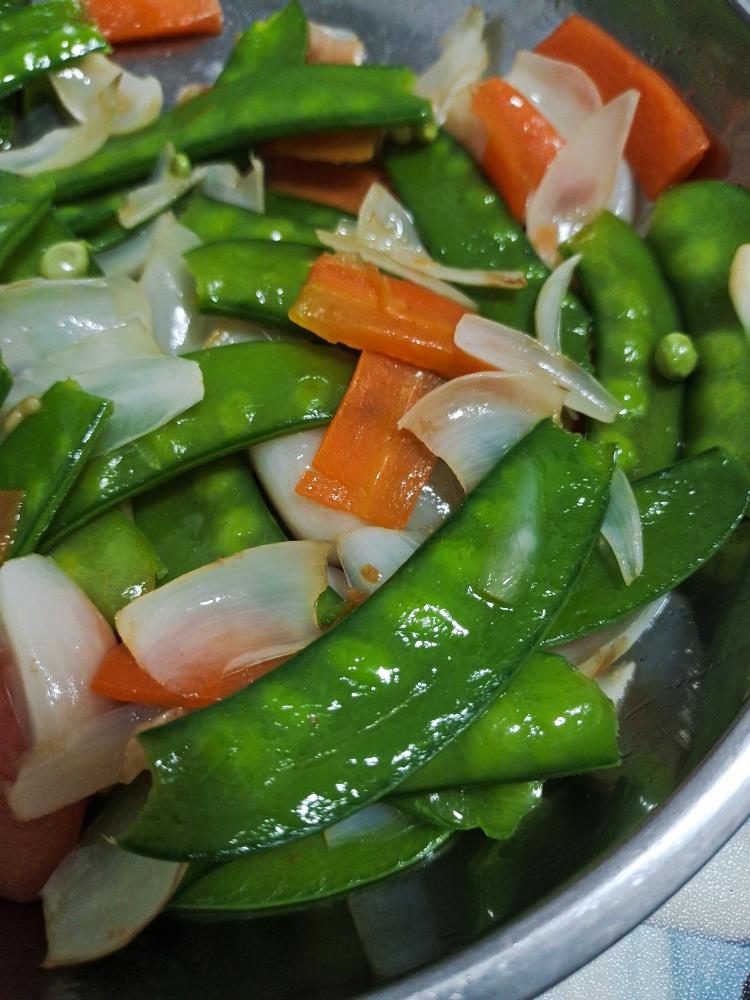 素炒  荷兰豆胡萝卜炒百合