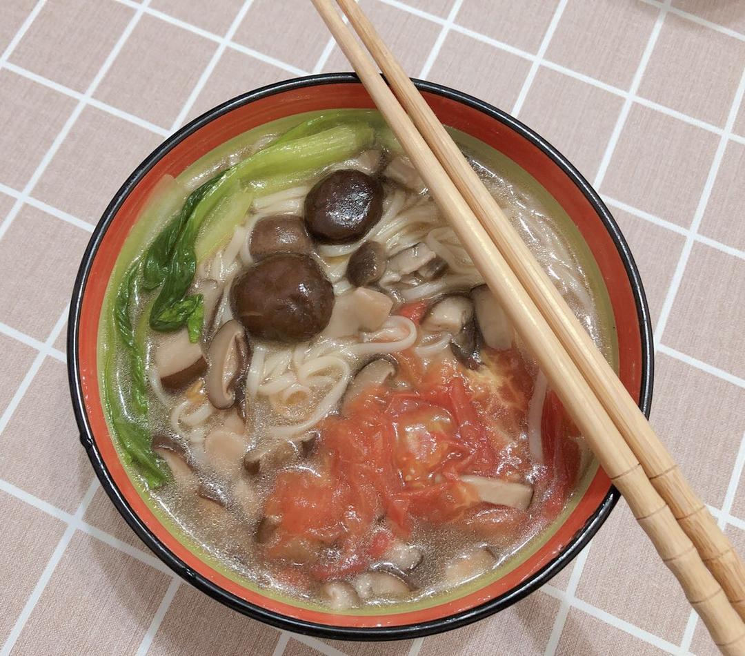 菌汤面条 看得见的香菇 尝得到的鲜美 这才是真正的菌汤