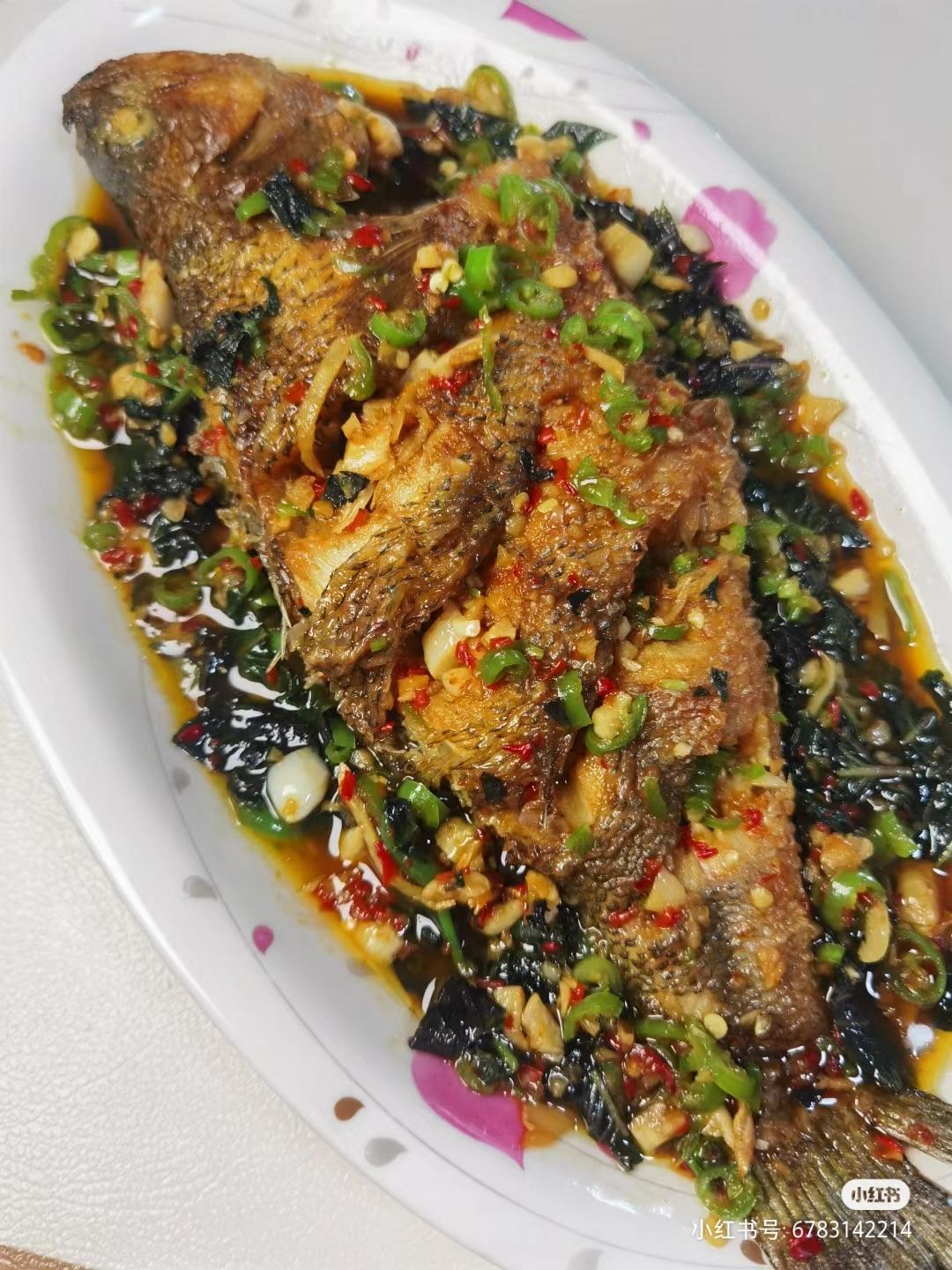 紫苏红烧鲈鱼的做法