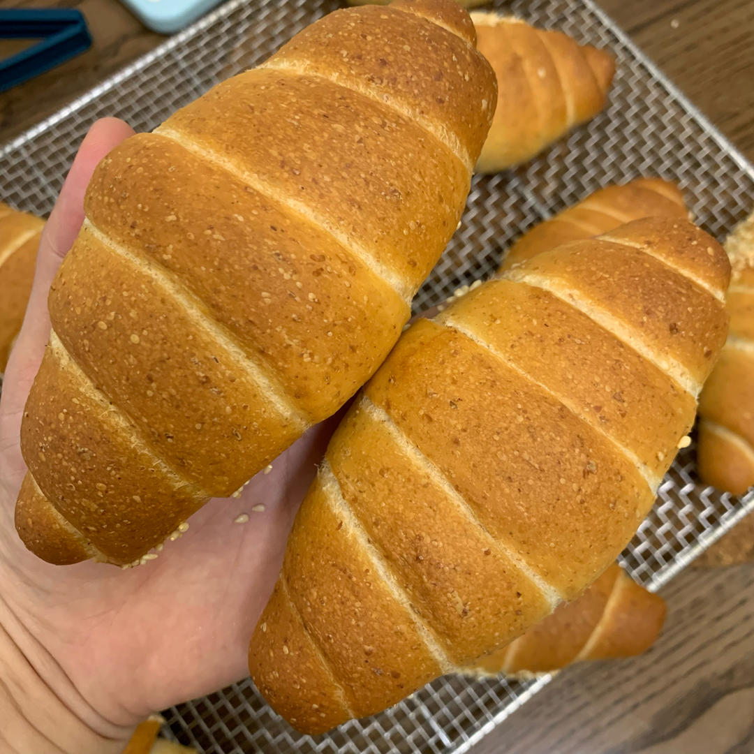 咸香黑芝麻盐面包