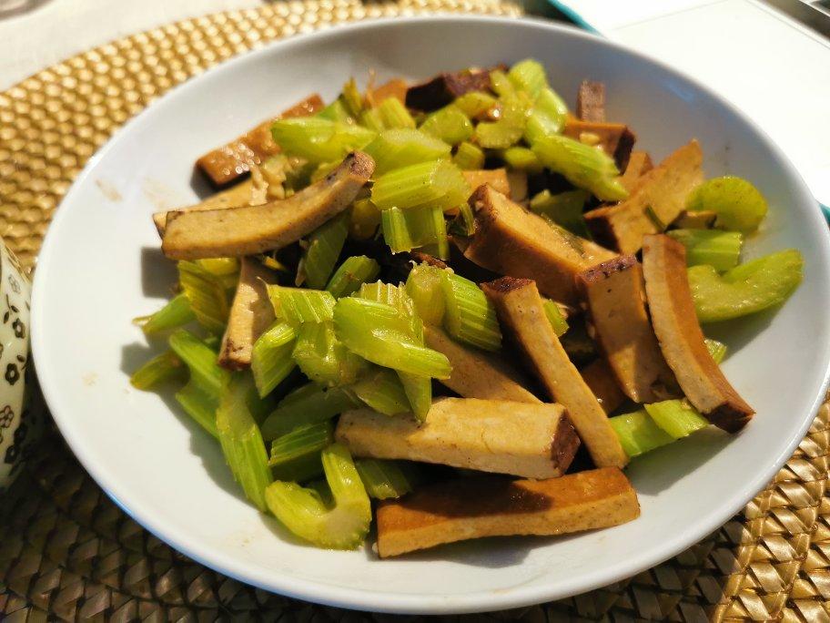 芹菜炒香干(豆腐干)
