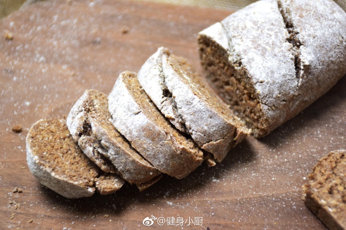 健身小厨｜减脂碳水包 纯黑麦麦麸面包的做法