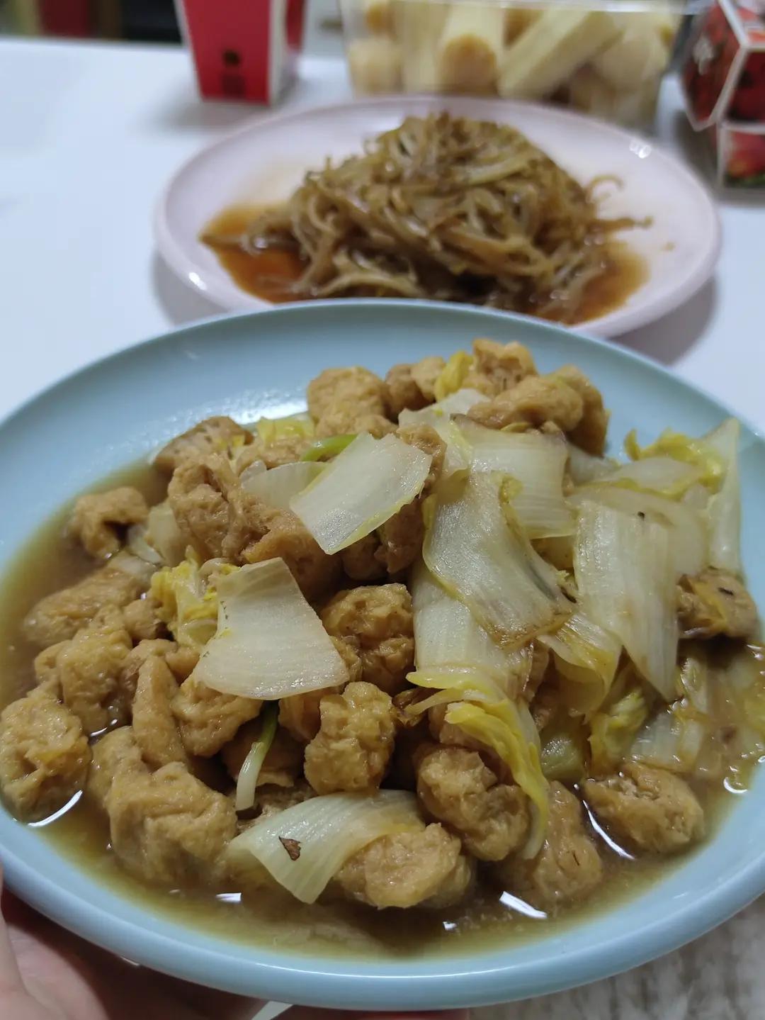 好吃到连汤汁都不剩的白菜焖豆泡，给肉都不换