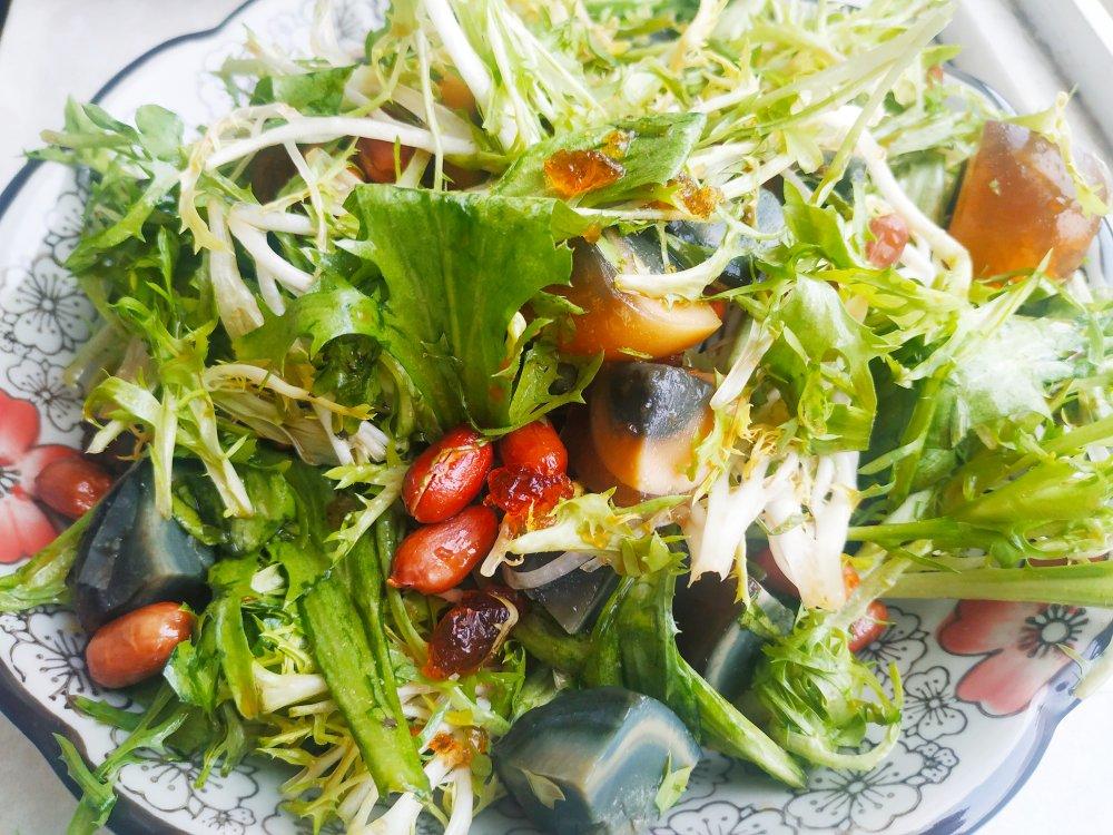 依潼做的东北凉菜苦菊皮蛋花生米