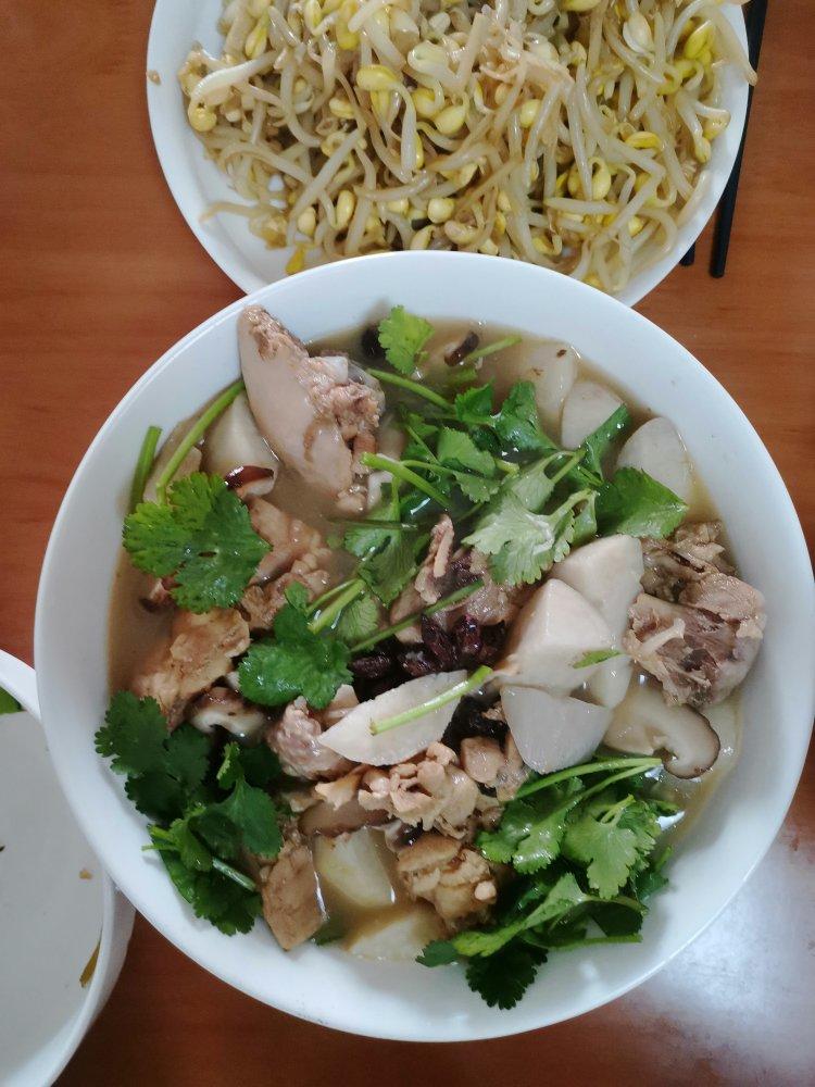 清炖鸡腿芋头汤-清甜鲜香的新发现