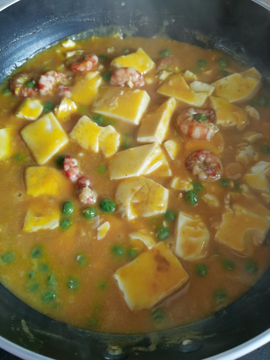 鲜掉眉毛！咸蛋黄鲜虾豆腐｜天冷煮一锅，暖胃又舒心