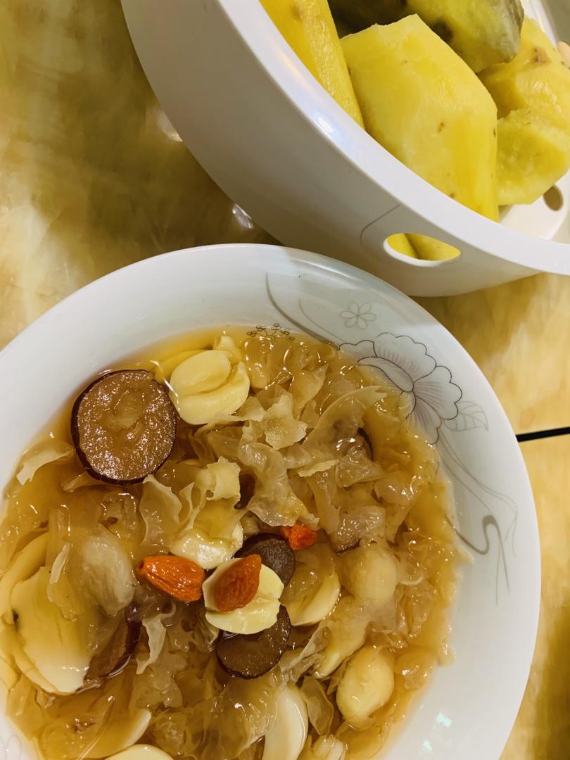 红枣银耳莲子羹