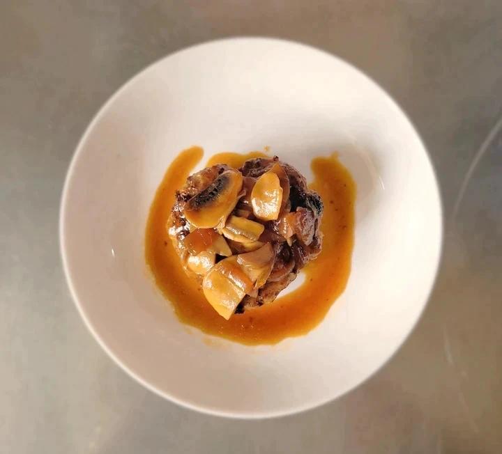 日式汉堡肉（佐蘑菇酱）