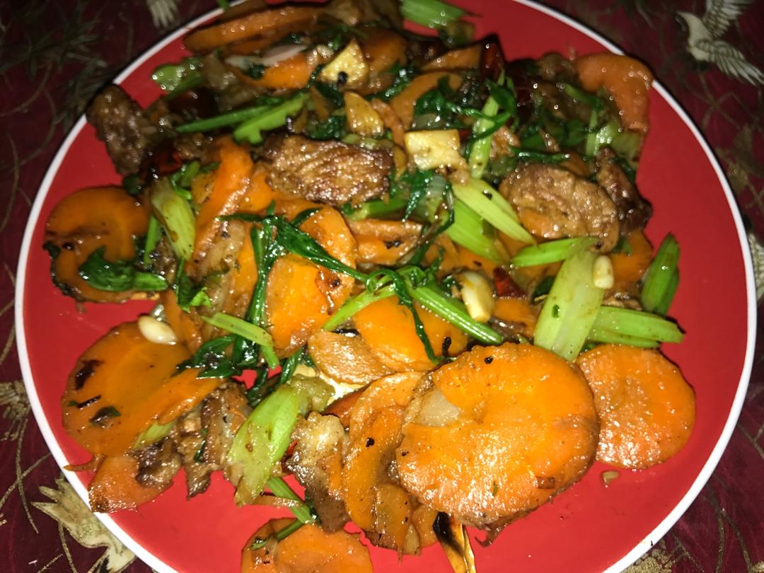木耳芹菜胡萝卜炒肉