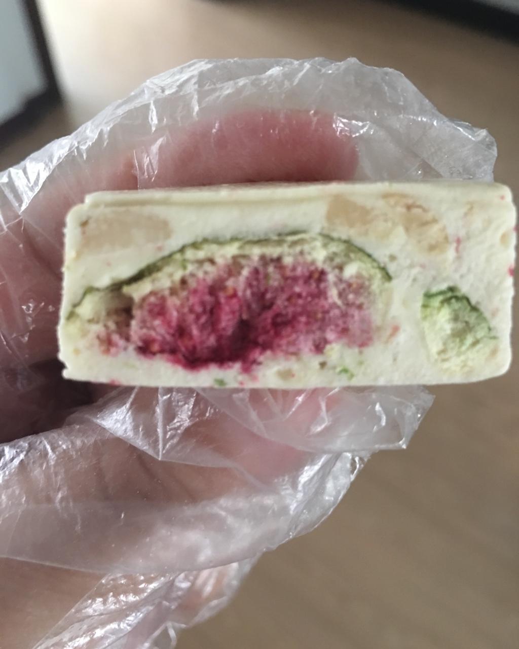草莓脆牛轧糖