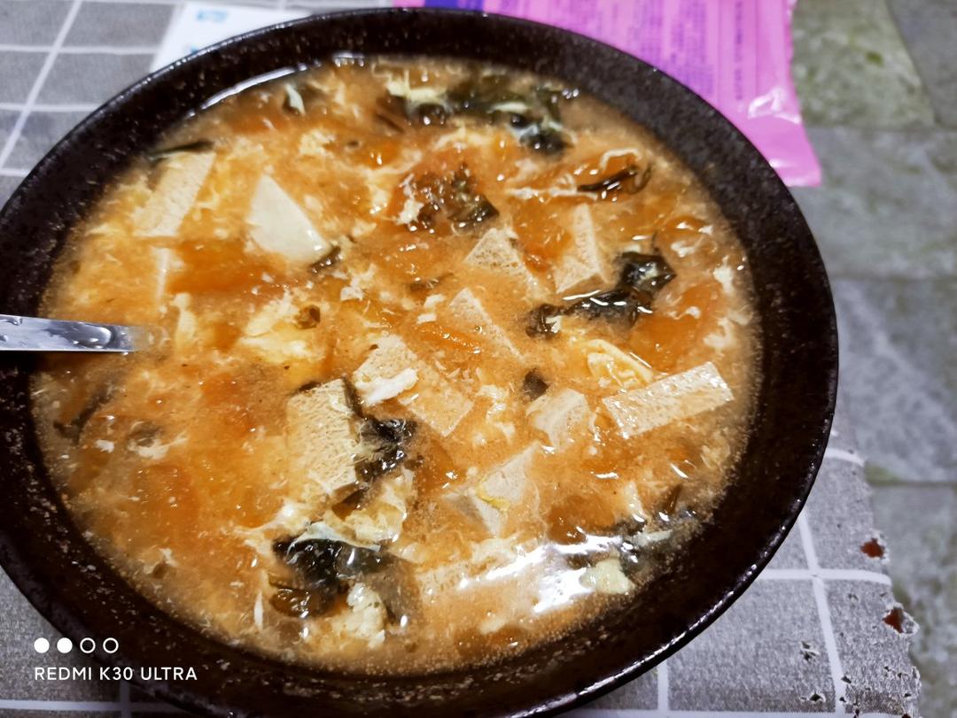 天气越来越冷，最适合来碗番茄豆腐汤啦 [色]最重要的是不！长！胖！
减肥 低脂 番茄🍅豆腐汤😋