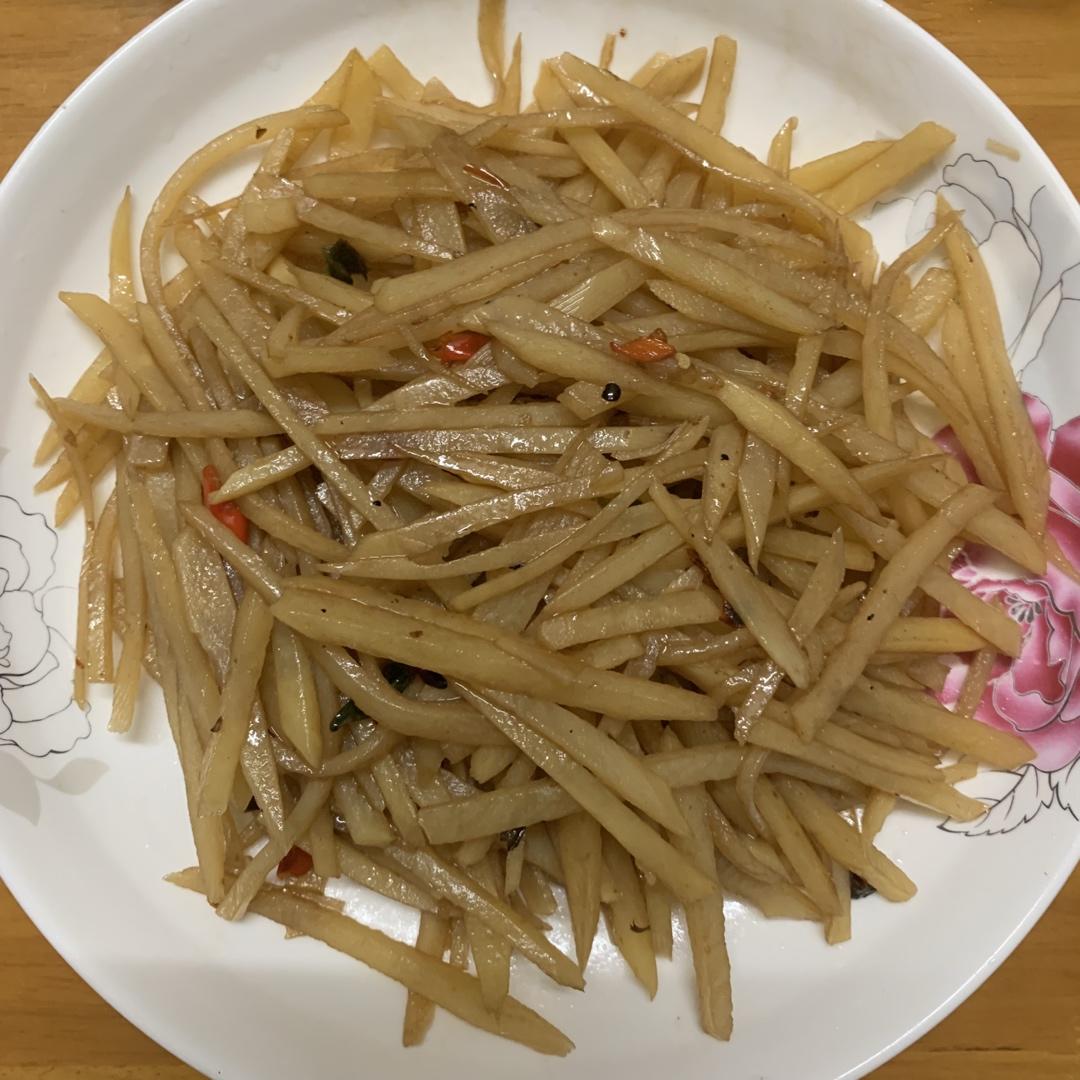 酸辣土豆丝的正宗做法，学会这三个技巧，土豆丝脆爽又下饭