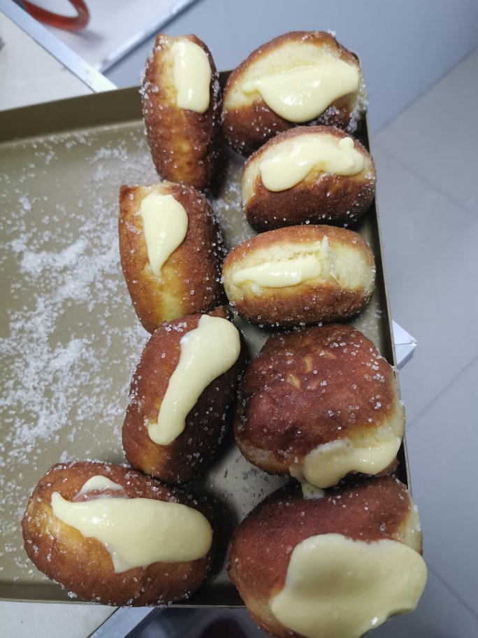 好吃到哭泣的甜甜圈VANILLA CREAM-FILLED DOUGHNUTS