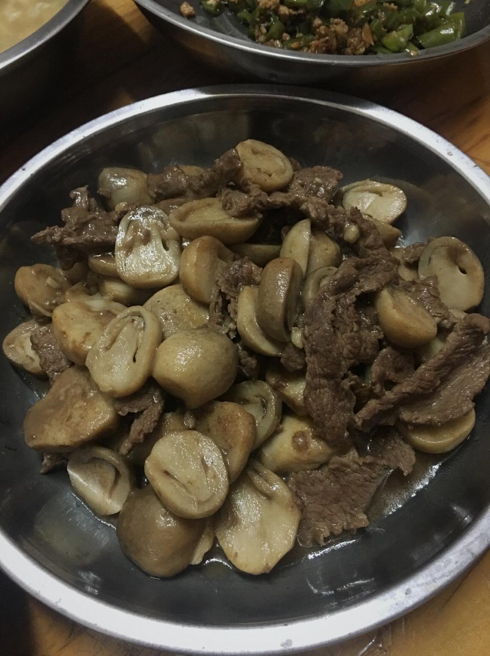 蚝油草菇滑炒牛肉