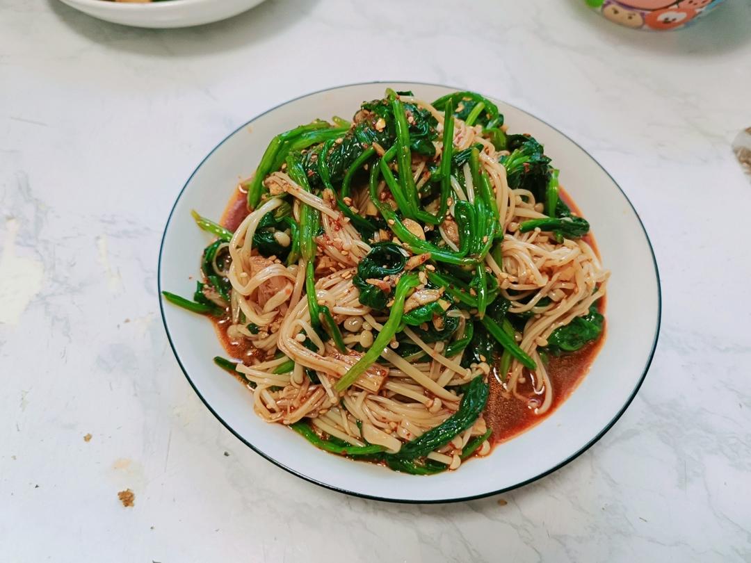 解馋减脂餐！酸辣开胃又下饭的菠菜拌金针菇