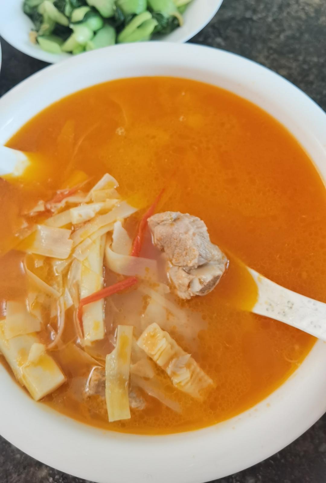 小美番茄排骨土豆汤