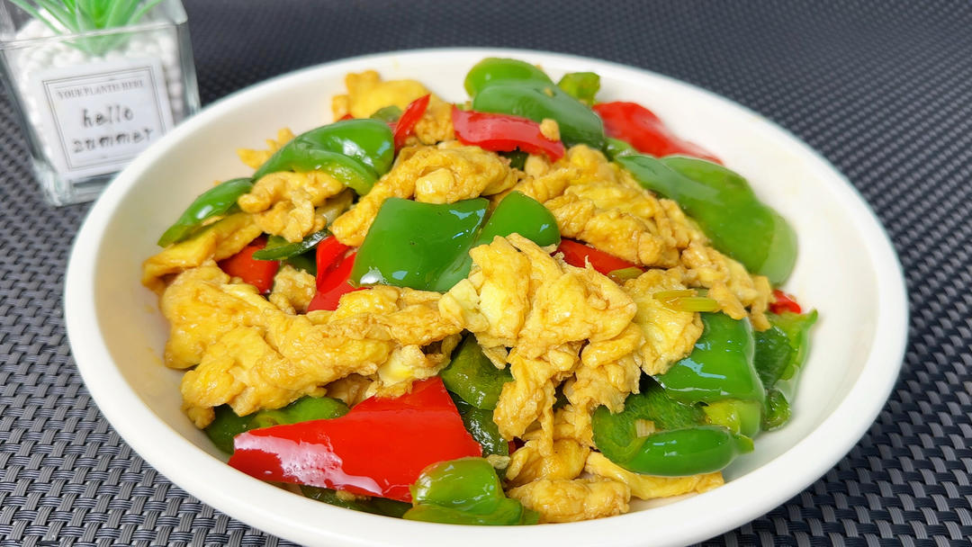 在家几分钟就搞定的青椒炒鸡蛋，做法简单家常，好吃又下饭的做法