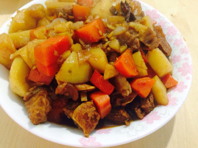 胡萝卜土豆烧牛腩