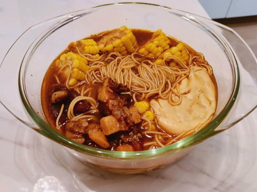 牛骨头汤鸡腿鸡蛋面