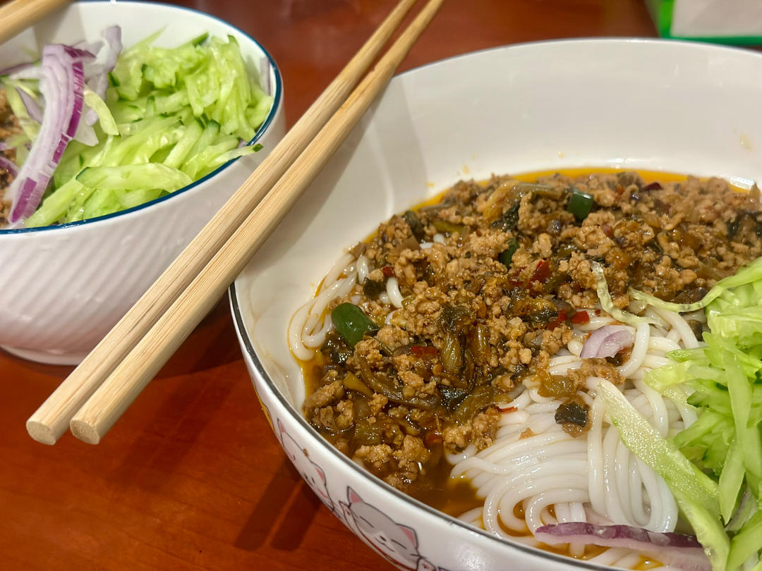 腌酸菜肉沫拌米线