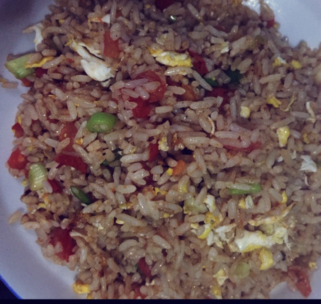 西红柿菜叶蛋炒饭