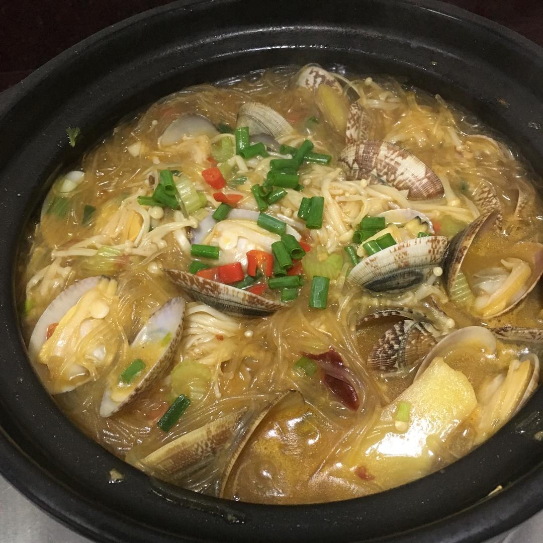 蒜蓉花蛤金针菇豆腐煲