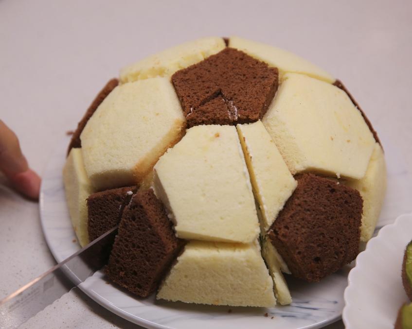 世界杯足球蛋糕的做法 步骤13