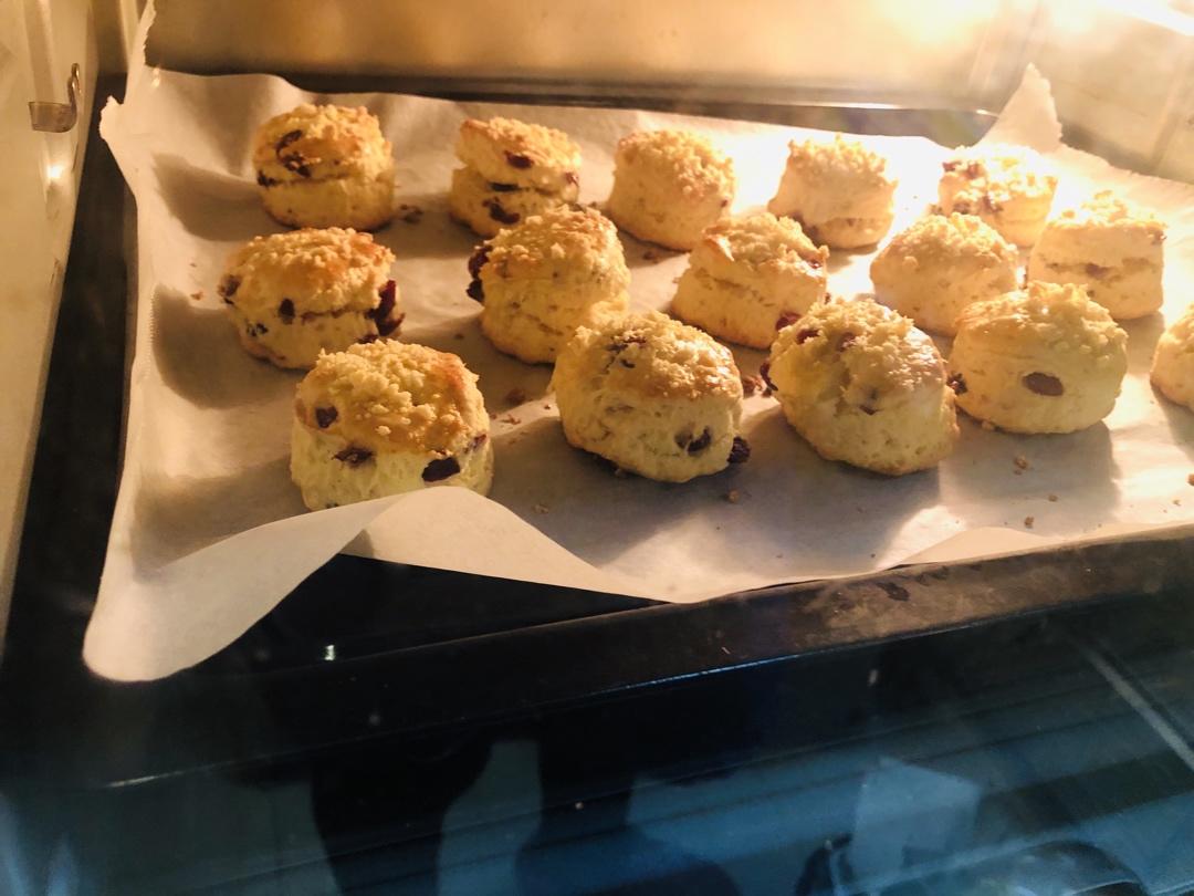 满屋飘香，口口都是满足——酥松香甜的蔓越莓蜜豆司康