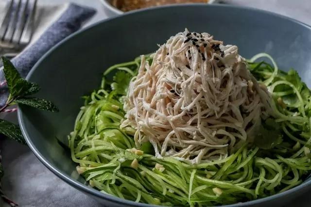 刮油效果超群的减脂餐翡翠鸡胸青瓜面的做法