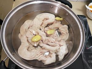 卤大肠、猪耳朵、猪肚（卤料）附带清洗猪大肠的方法的做法 步骤6