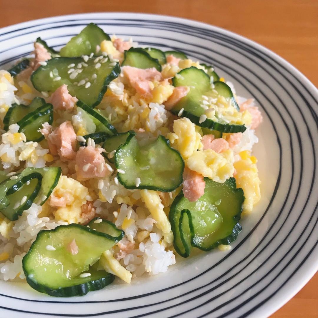 【昨日的美食】三文鱼鸡蛋青瓜散寿司（夏日轻食）