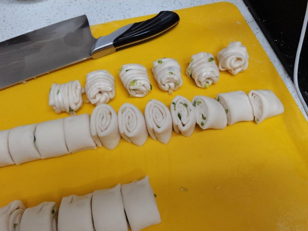袖珍葱香花卷儿 孩子一口一个特别爱吃 零失败的方子 附细节视频详解